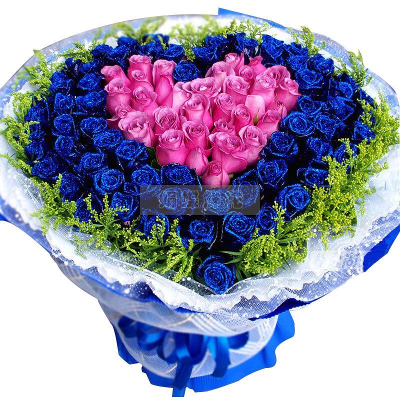 适合送给喜欢的女孩的鲜花就是蓝玫瑰,白玫瑰,粉玫瑰