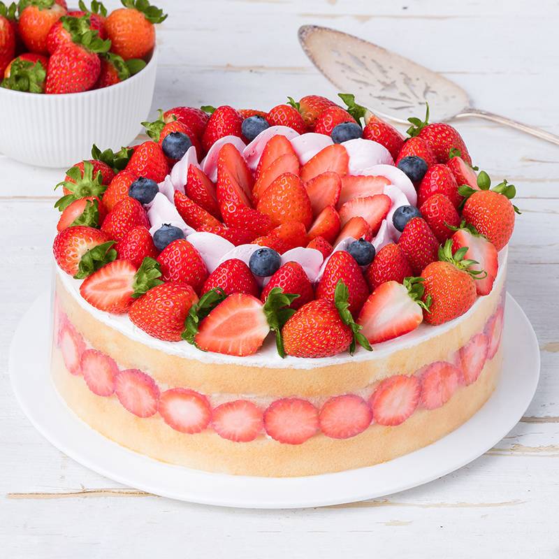 圆形草莓鲜奶蛋糕