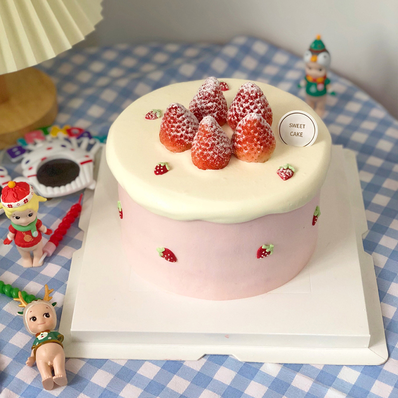 可爱风草莓鲜奶蛋糕