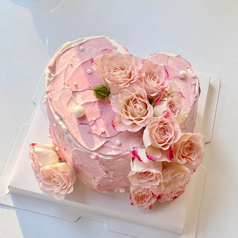 粉色爱心主题鲜花鲜奶蛋糕